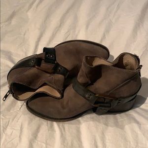 Freebird Phlow grey distressed bootie